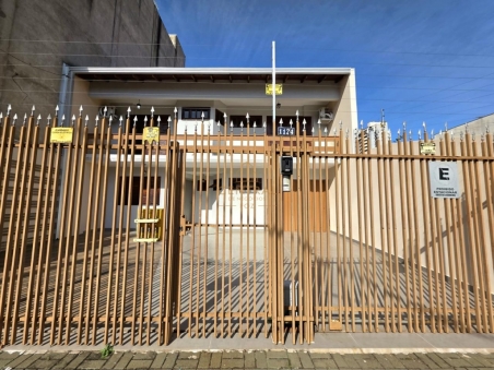 SOBRADO A VENDA COM SALA COMERCIAL